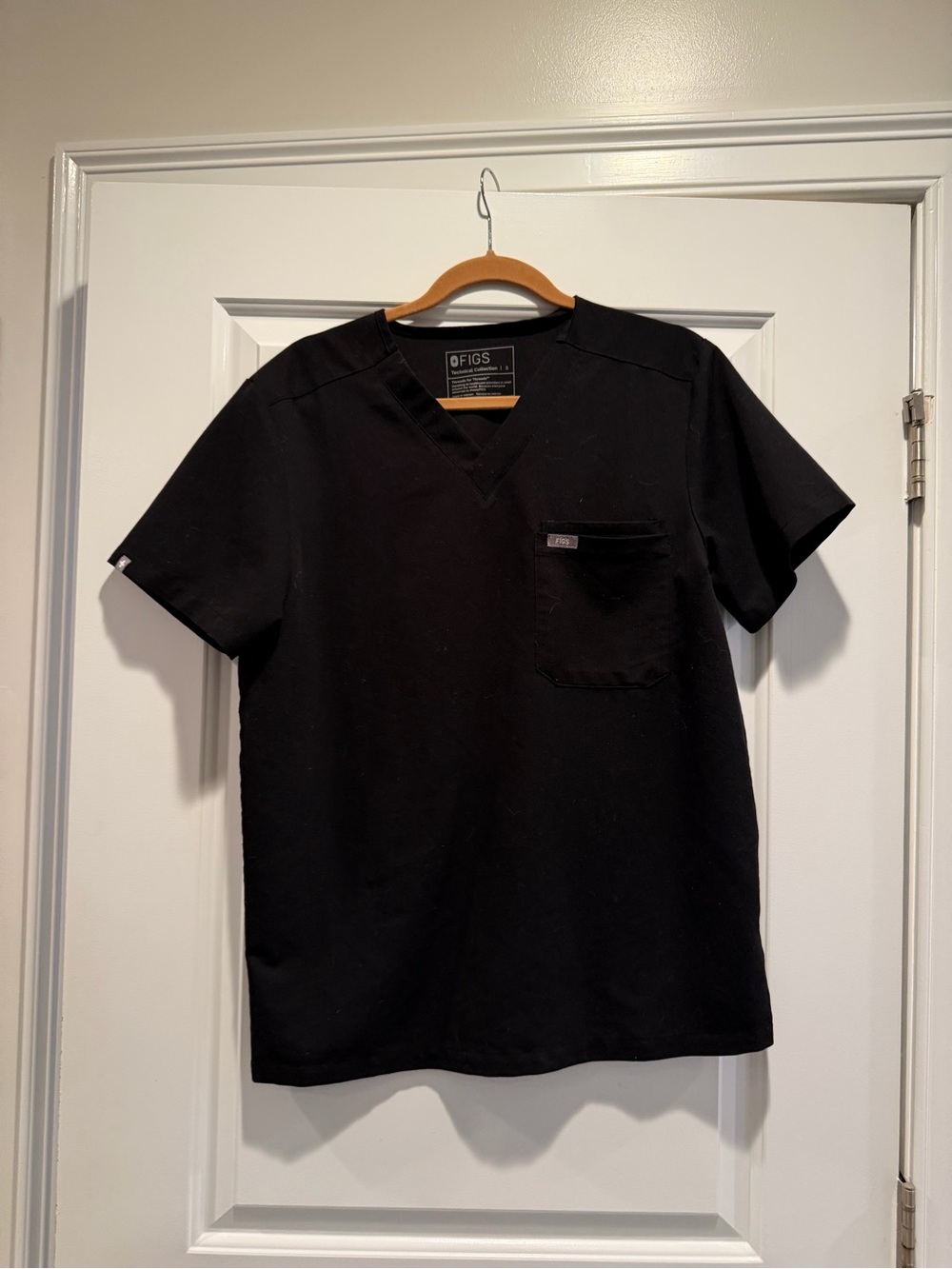 FIGS Black Men’s V-Neck Scrub Top